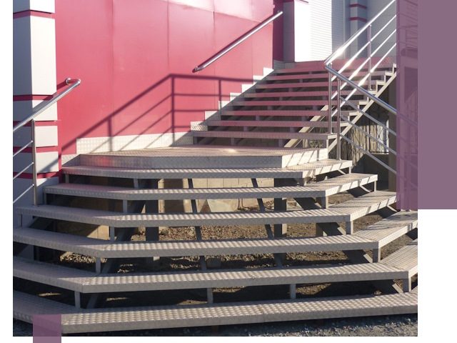 Лестницы для магазина в Братске — изготовление и монтаж