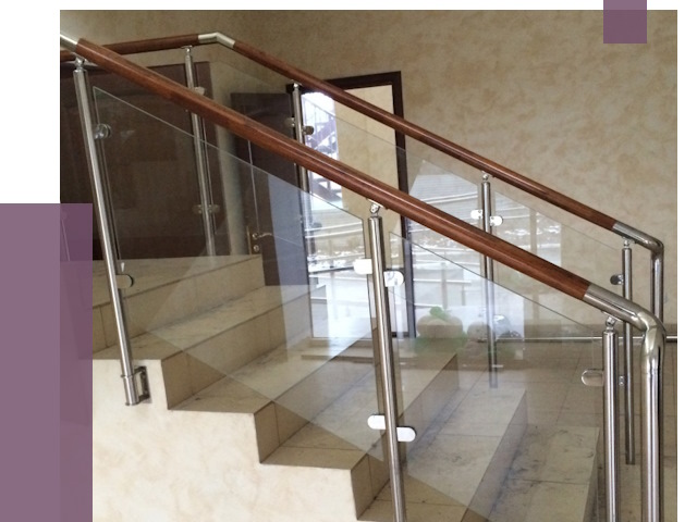 Комбинированные перила из металла и дерева в Братске