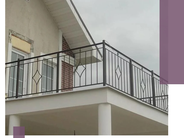 Изготовление балконных ограждений в Братске из металла и стекла